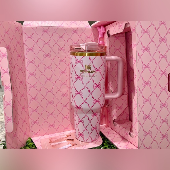 NEW Stanley 1913 x LoveShackFancy 40 OZ LIMITED EDITION Baby Bow Peppermint
Pink - Picture 2 of 5